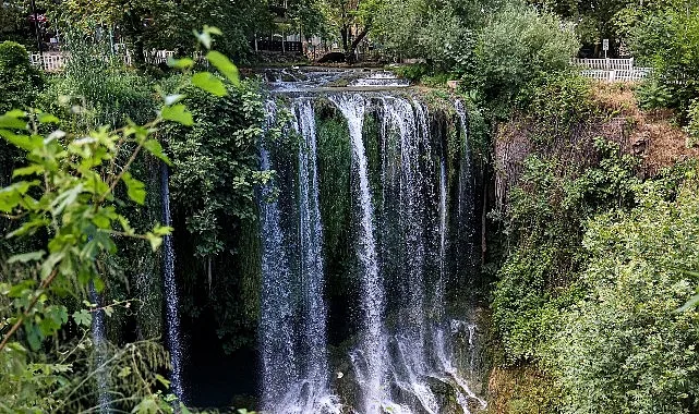 Antalya'nın Simge Doğası Düden Şelalesi Ziyaretçi Akınına Uğradı