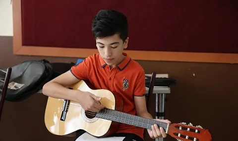 Aydın Büyükşehir'den Çocuklara Sanat Köprüsü: Yaz Dönemi Gitar Eğitimleri
