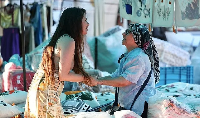 Başkan Lâl Denizli Alaçatı Pazarı'nda Vatandaşların Nabzını Tuttu