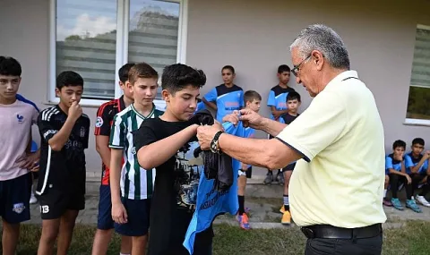 Başkan Topaloğlu'ndan Kemer Belediyesi Merkez SK'ya Moral ve Destek