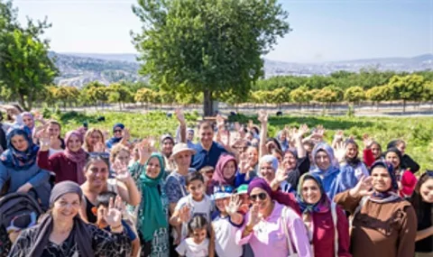 Başkan Tugay, Kadifekale'de Mahalle Bostanı Kadınlarıyla Hasat Yaptı