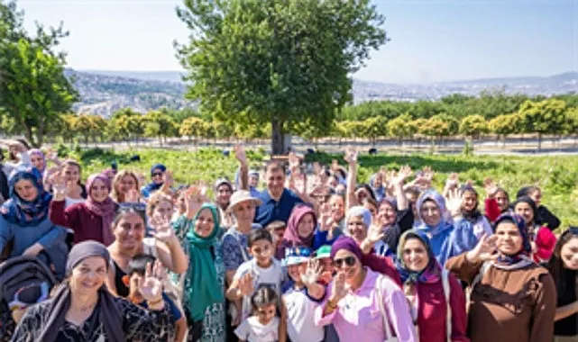 Başkan Tugay, Kadifekale'de Mahalle Bostanı Kadınlarıyla Hasat Yaptı