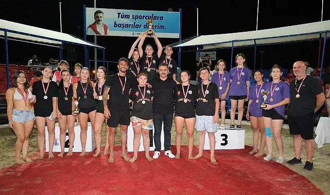 Dikili Belediyespor, U15 Plaj Voleybolu Turnuvası'nda Şampiyonluk Kupasını Kaldırdı