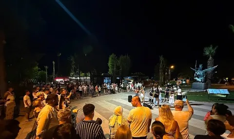 Kemer'de Genç Müzisyenler Sokaklarda Sanat Rüzgarı Estirdi