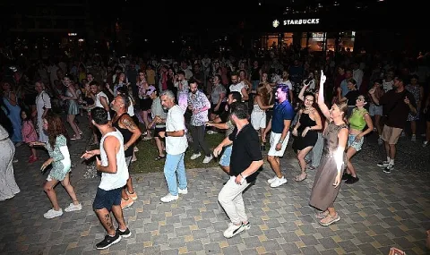 Kemer'de Yaz Akşamları Latin Dans Rüzgarıyla Coştu