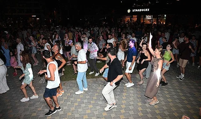 Kemer'de Yaz Akşamları Latin Dans Rüzgarıyla Coştu