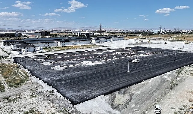 Konya'nın Yeni Kamyon Garajı'nda Ağır Tonajlı Asfalt Serimi Yapılıyor