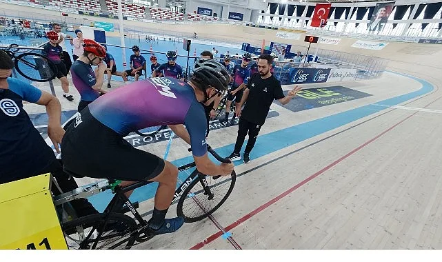 Konya Velodromu'nda 200 Bisikletçi Geleceğin Şampiyonları İçin Pedalladı