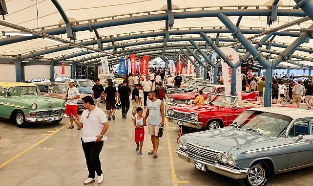 Küçükçekmece'de 2. Klasik Otomobil Festivali Nostalji Rüzgarı Estirdi