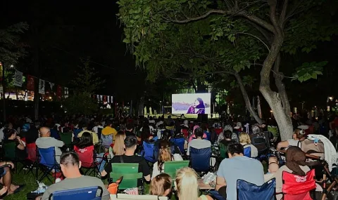 Manisa'da Açık Hava Sinema Geceleri Selvi Boylum Al Yazmalım ile Start Aldı