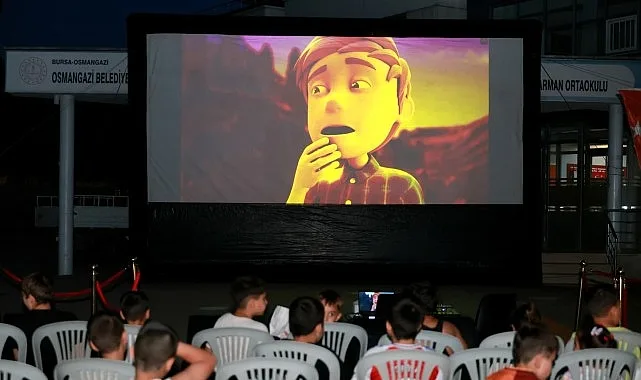 Osmangazi'de Yazlık Sinema Keyfi Mahallelere Taşındı