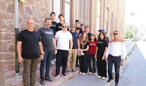 Rektörle Flanörlük: Kemeraltı'nın Tarihi Mirası Gençlerle Buluştu