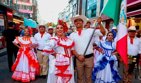 27. Uluslararası Festival Coşkusu Bakırköy'e Taşındı: Dünya Dansları Sahne Aldı