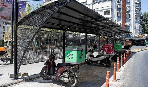 Bornova'da Kurye ve Vatandaşlara Hava Koşullarına Karşı Koruma