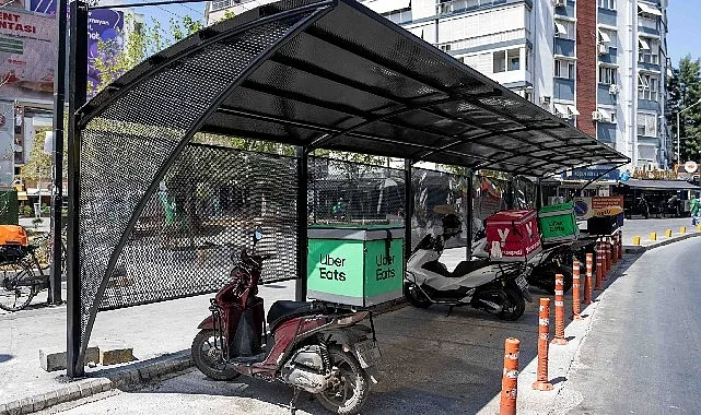 Bornova'da Kurye ve Vatandaşlara Hava Koşullarına Karşı Koruma