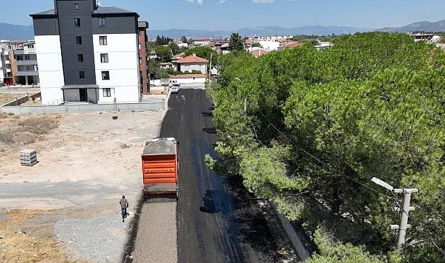Burhaniye'de 12 Mahallede Kapsamlı Yol Yapım ve Onarım Çalışmaları Hız Kesmiyor