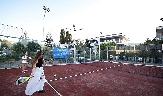 Çeşme, 16 Eylül Kurtuluş Parkı'nda Yeni Padel Kortunu Hizmete Açtı