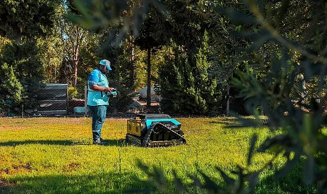 Didim'de Çim Biçme Robotu İlk Kez Sahada Test Edildi: Başkan Gençay İnceledi