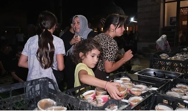 İnegöl Belediyesi'nden Mevlid Kandili'nde 1500 Kişilik Helva İkramı