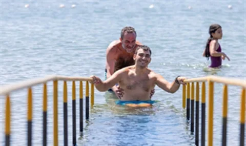İzmir Büyükşehir Belediyesi'nden Engelli Vatandaşlara Yaz Boyu Deniz Keyfi