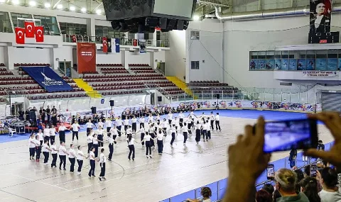 İzmir Büyükşehir Belediyesi'nin Balkan Dansları Kursu Coşkulu Finalle Tamamlandı