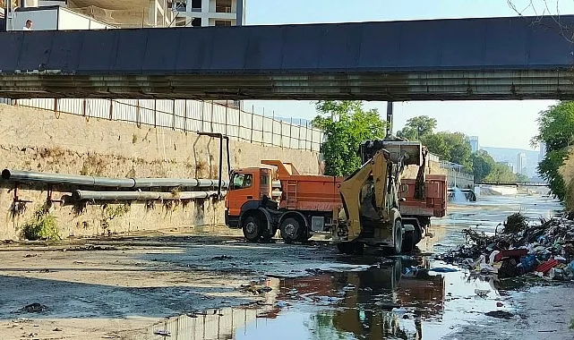 İzmir'de Derelerden Körfez'e Kesintisiz Temizlik: 233 Bin Ton Atık Çıkarıldı
