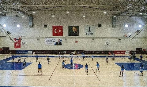 İzmir'de Voleybol Coşkusu: Minik Sporcular Filenin Sultanları'nı Örnek Alıyor
