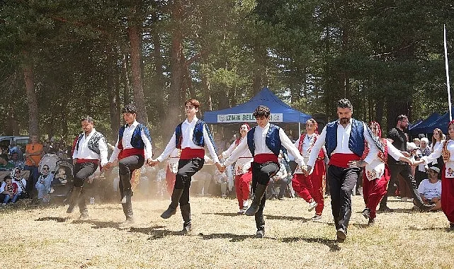 İznik'te 5. Maviyemiş Festivali Büyük İlgi Gördü: Binlerce Kişi Katıldı