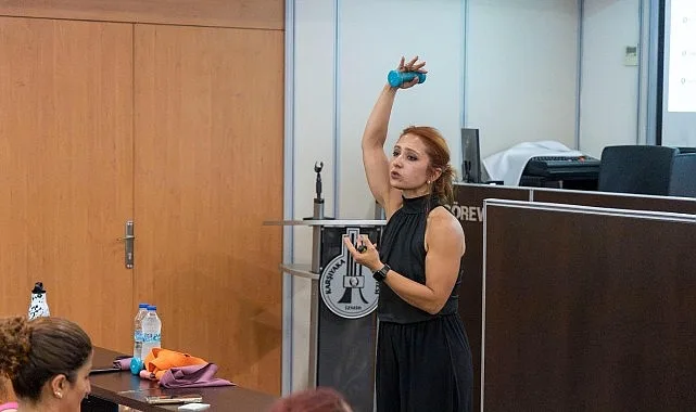 Karşıyaka Belediyesi Masa Başı Çalışanlara Sağlıklı Yaşam Semineri Düzenledi
