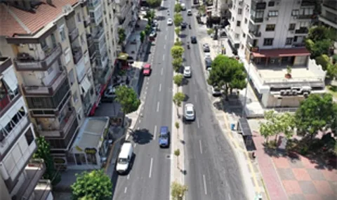 Karşıyaka'nın Yoğun Aksı Girne Bulvarı Yenilenerek Hizmete Açıldı