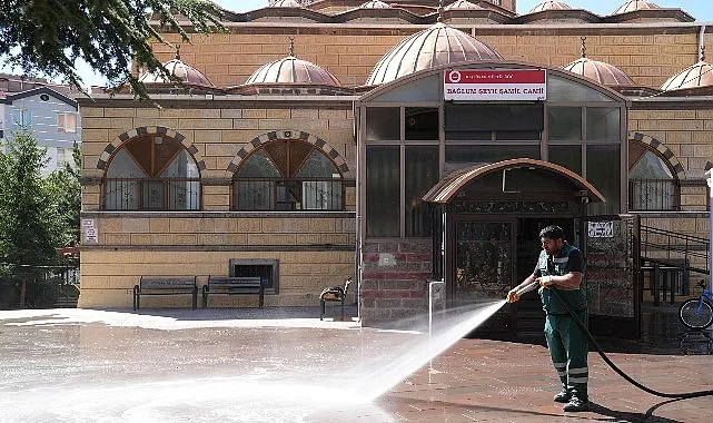 Keçiören'de Camilerde Kapsamlı Temizlik Çalışmaları Aralıksız Sürüyor