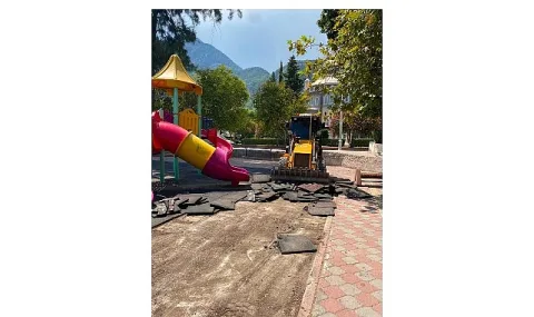 Kemer'de Yeşil Alan ve Parklarda Kapsamlı Bakım Çalışmaları