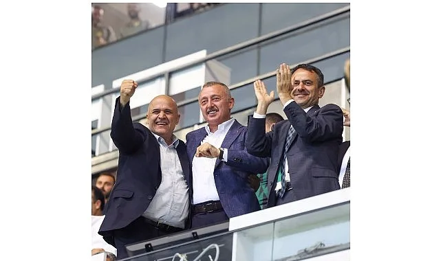 Kocaelispor İlk Galibiyetini Aldı, Başkan Büyükakın'dan Tam Destek