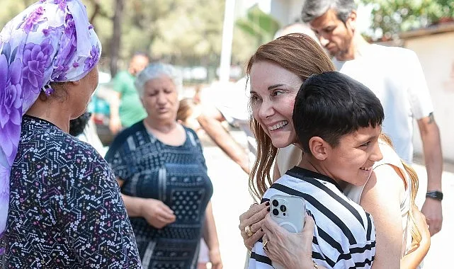 Konak Belediye Başkanı Nilüfer Çınarlı Mutlu, Komşularını Evlerinde Ziyaret Etti