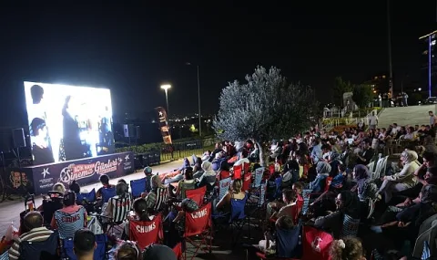 Küçükçekmece'de Açık Hava Sinema Günleri 'Neşeli Günler'le Başladı