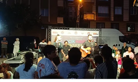 Maltepe'de 90'lar Rüzgarı: Açık Hava Konserleri Coşkuyla Sürüyor