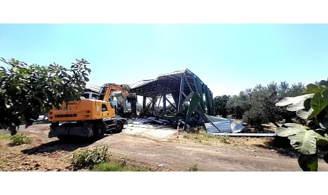 Osmangazi Belediyesi, Zeytinlikteki 524 Metrekarelik Kaçak Depoyu Yıktı