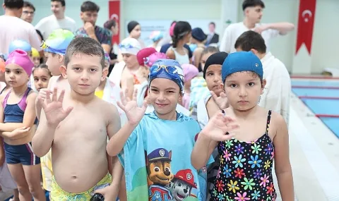 Osmangazi'de Yüzme Eğitimini Tamamlayan Çocuklar Sertifikalarını Aldı