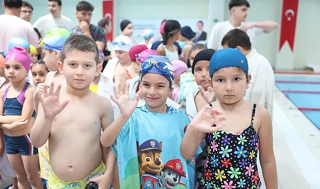 Osmangazi'de Yüzme Eğitimini Tamamlayan Çocuklar Sertifikalarını Aldı