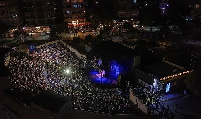Şafak Sezer'in Merakla Beklenen Oyunu 'Karanlıkta Kumpas' Aliağa'da Prömiyer Yaptı