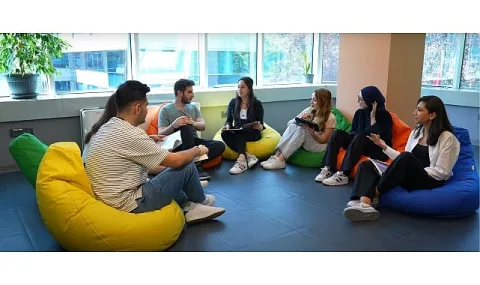 Yapay Zeka Çağında Sosyal Bilimlerin Kritik Rolü ve Yeni Kariyer Fırsatları