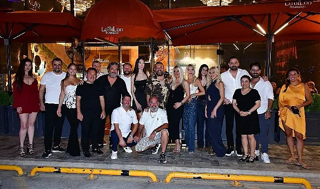 Yapımcı Suat Yanç'a Zeytinburnu'nda Dostlarından Sürpriz Doğum Günü