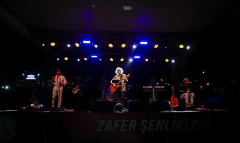 Yeni Türkü, Burhaniye Ören'de 15 Bin Kişiye Nostalji Dolu Bir Gece Yaşattı