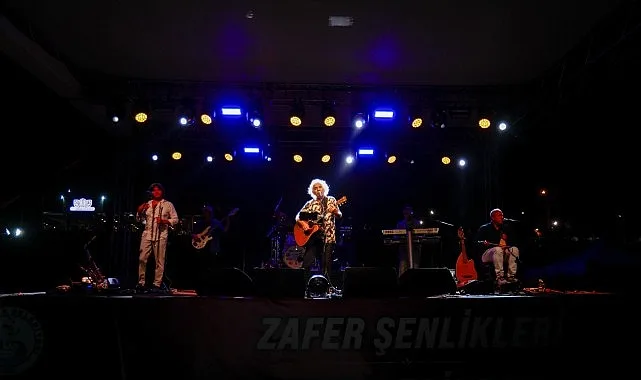Yeni Türkü, Burhaniye Ören'de 15 Bin Kişiye Nostalji Dolu Bir Gece Yaşattı