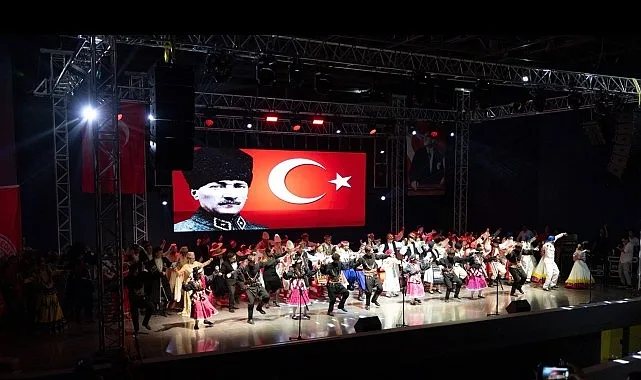 Balçova'da 30 Ağustos Zafer Bayramı, Uluslararası Halk Dansları Festivaliyle Kutlandı