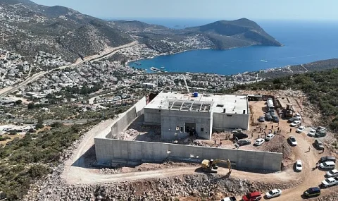 Başkan Vekili Özdemir, Kaş'taki Büyükşehir Yatırımlarını ve Yangın Bölgelerini İnceledi