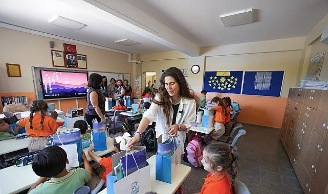 Çeşme Belediyesi, İlkokul Öğrencilerine "Okula Hoş Geldin" Paketleri Dağıttı