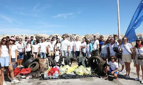 Çeşme Kıyılarında Uluslararası Temizlik: 1,5 Ton Atık Çıkarıldı