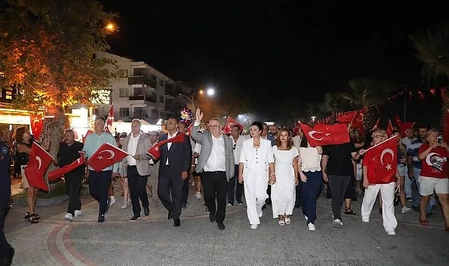 Edremit'te 30 Ağustos Zafer Bayramı Coşkusu: Fener Alayı ve Fatma Turgut Konseri
