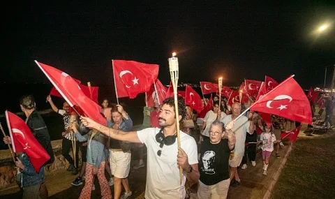 Güzelbahçe'de 30 Ağustos Zafer Bayramı Coşkusu Yüzlerce Vatandaşı Bir Araya Getirdi
